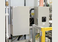 【写真左：个ントロールボックス(CL) 写真右：エンクローズブレーカ(WEB)】 工厂内